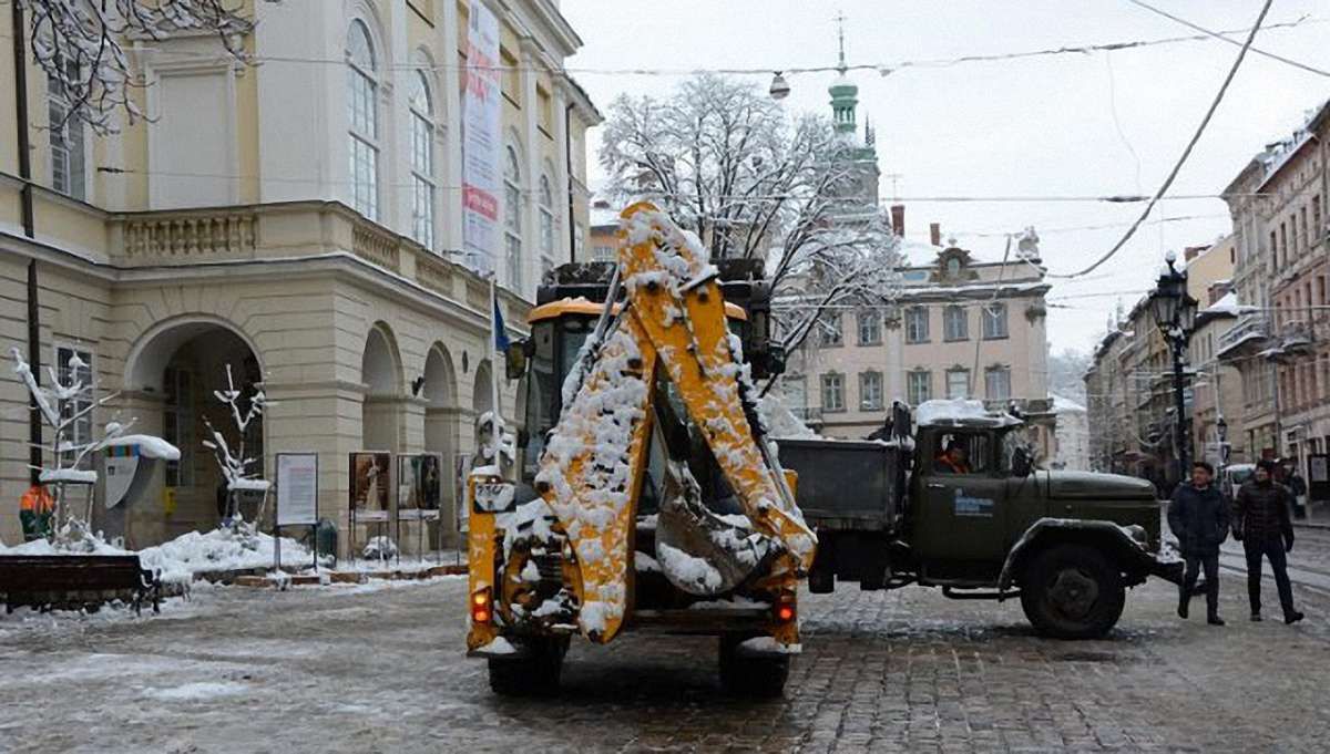 Зранку у Львові працює 34 одиниці снігоприбиральної техніки