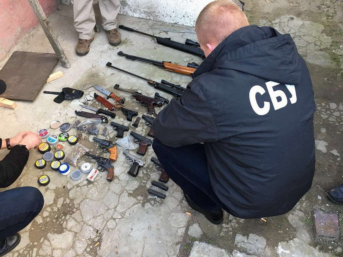 У Білгороді-Дністровському СБУ блокувала збут зброї та боєприпасів