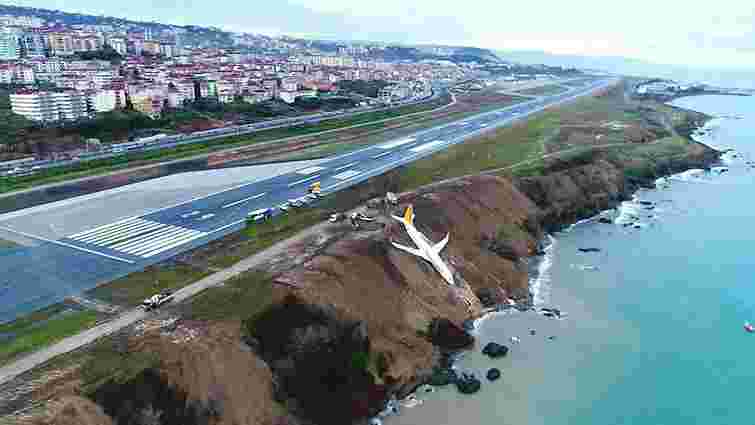 У Туреччині літак викотився за межі посадкової смуги і ледь не впав у Чорне море