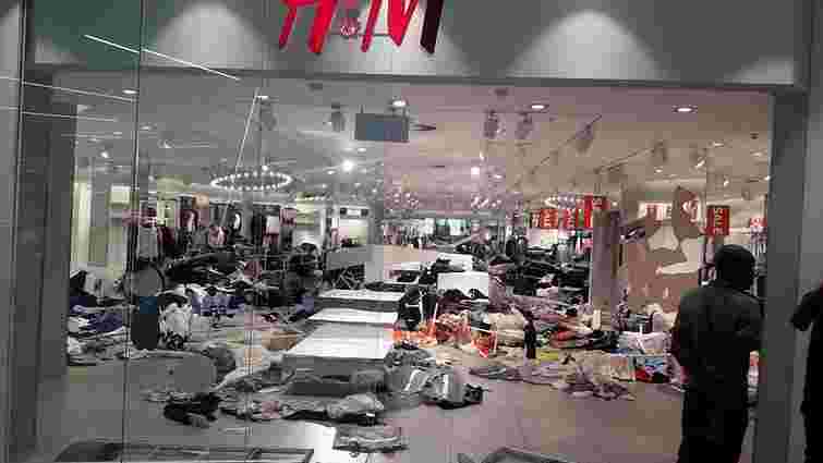 У Південній Африці розлючений натовп погромив магазини H&M через расистську рекламу