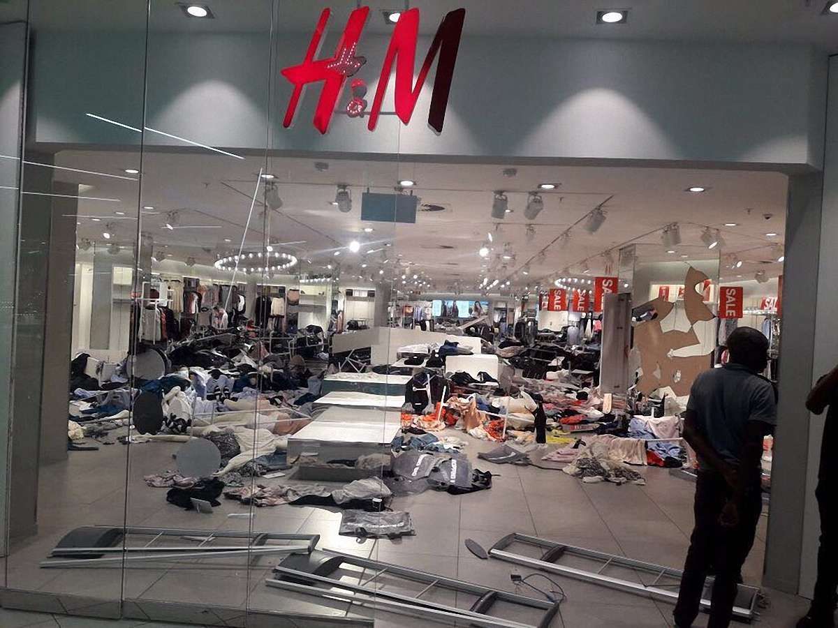 У Південній Африці розлючений натовп погромив магазини H&M через расистську рекламу