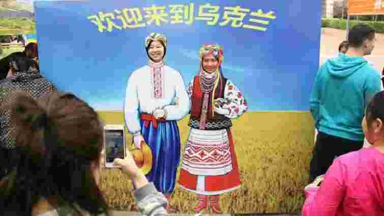 У Китаї відкрили кілька нових візових центрів України
