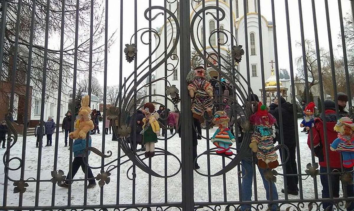 У Тернополі до храму УПЦ (МП) принесли «закривавлені» іграшки 