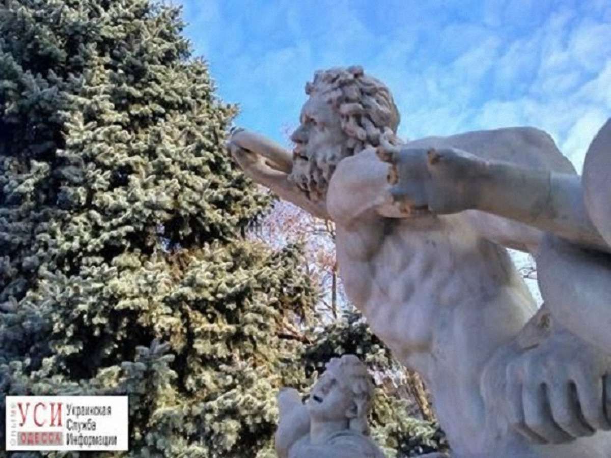 В центрі Одеси вандали пошкодили скульптуру античного героя