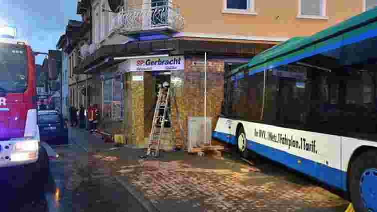 У Німеччині шкільний автобус в'їхав у стіну житлового будинку, постраждали 43 дитини