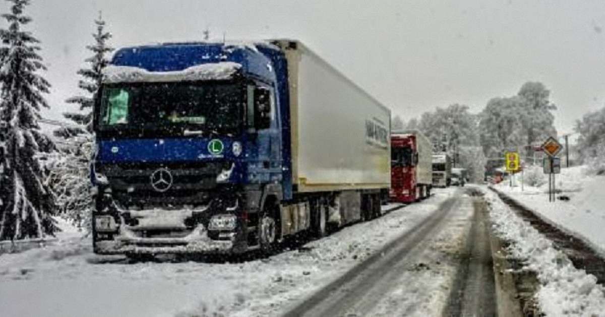 На час негоди дорожники просять водіїв вантажівок за можливості утриматися від поїздок