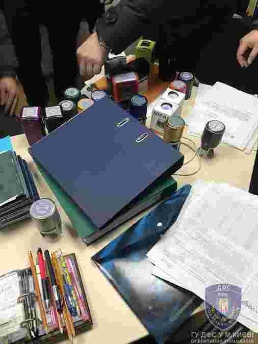 Під час обшуків правоохоронці вилучили печатки фіктивних підприємств, техніку та 398 тис. грн Під час обшуків правоохоронці вилучили печатки фіктивних підприємств, техніку та 398 тис. грн