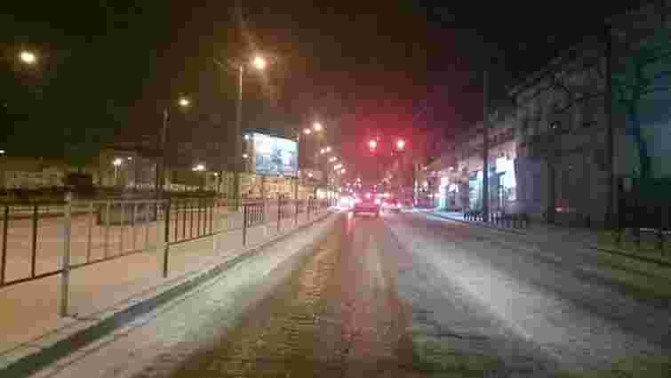 Зранку вулиці Львова очищають 77 снігоприбиральних машин