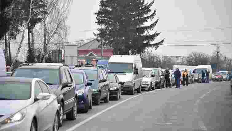 На Львівщині військові пенсіонери перекрили дороги до кордону