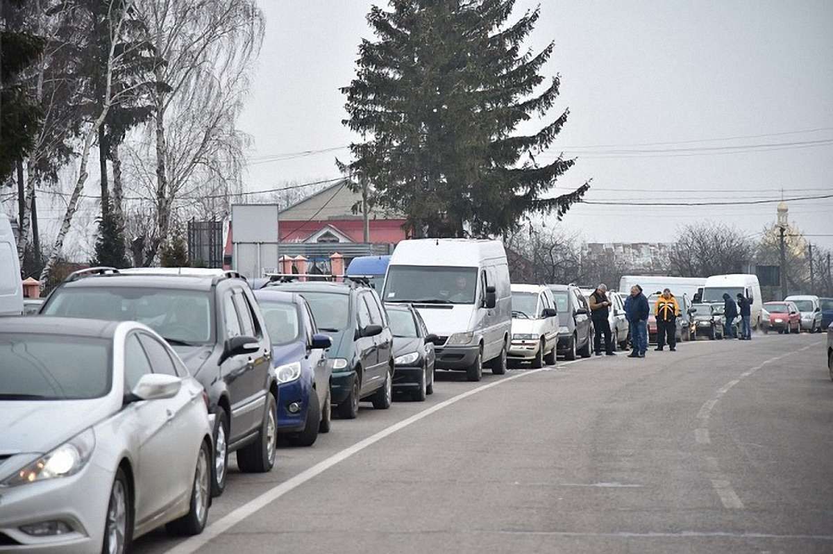 На Львівщині військові пенсіонери перекрили дороги до кордону