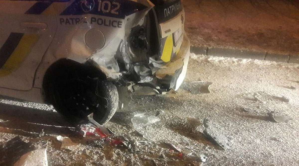 Невідомий таранив поліцейське авто у Львові, постраждали двоє патрульних
