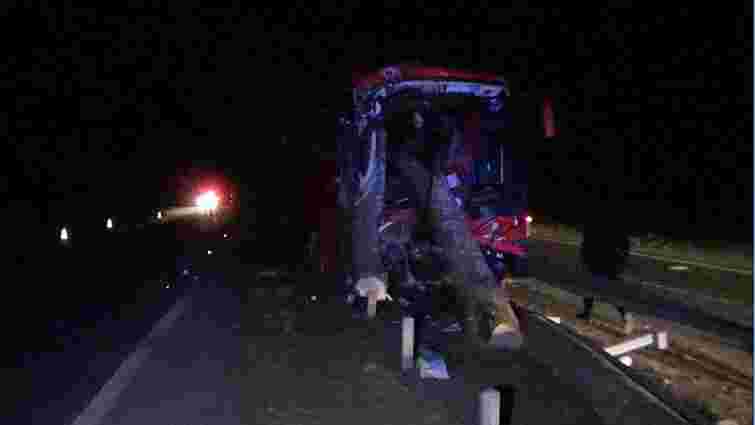 На Житомирщині під час аварії колоди з лісовоза влетіли в салон автобуса 