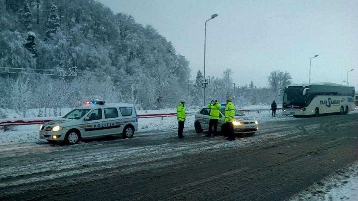 У Румунії через потужний снігопад тисячі людей залишилися без світла
