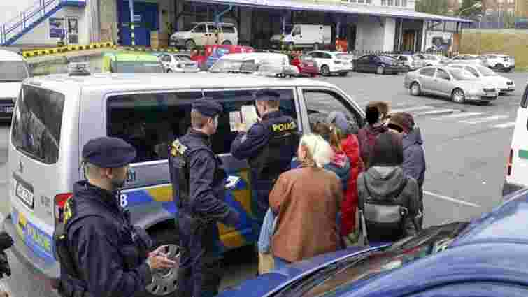 Понад 1 тис. українців вислала Чехія через недійсні дозволи на роботу