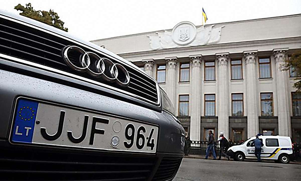 Гройсман допустив зміну ввізних ставок для власників авто з єврономерами