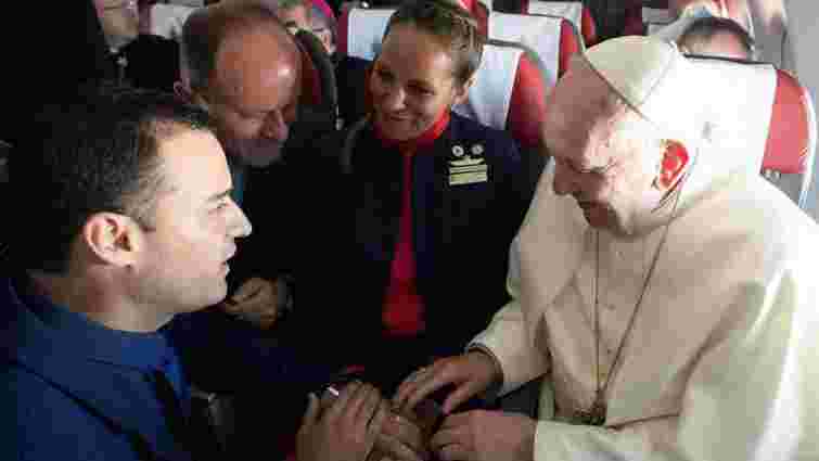 Папа Римський повінчав пару бортпровідників у літаку на висоті 11 км