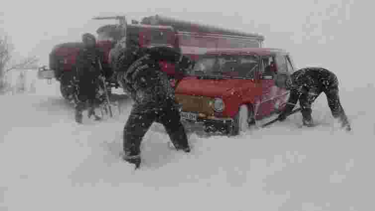 Рятувальники ДСНС звільнили із снігових заметів 505 автівок у семи областях України