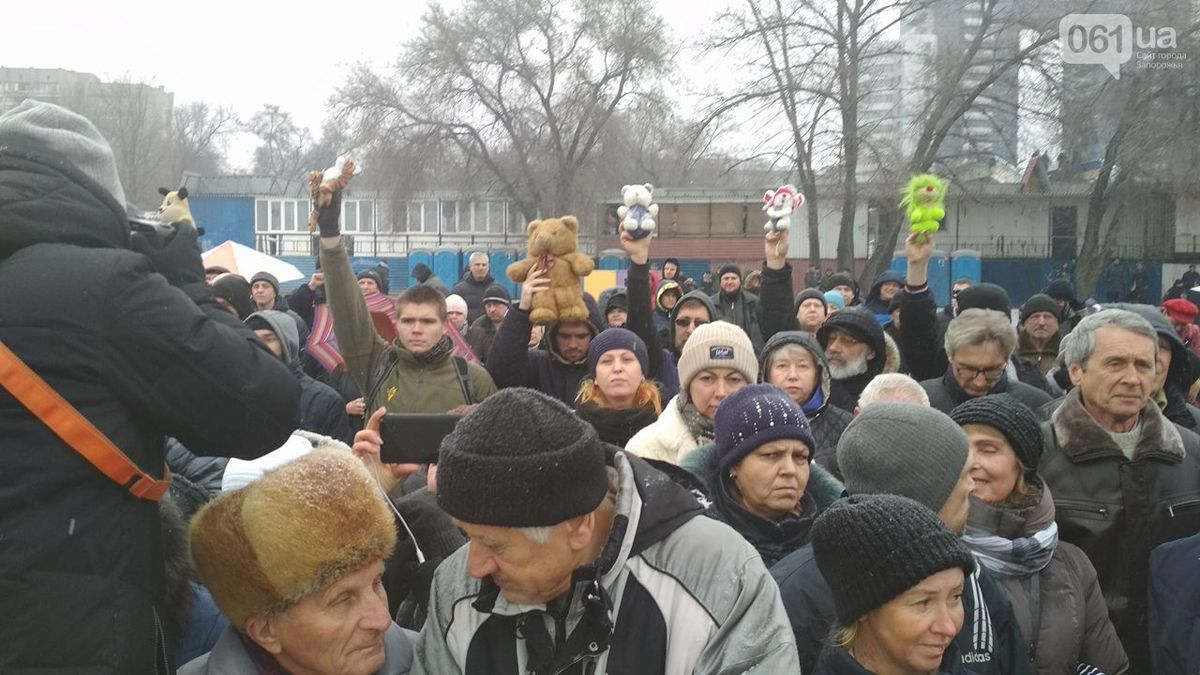 У Запоріжжі мешканці принесли дитячі іграшки на проведення УПЦ МП обряду Хрещення