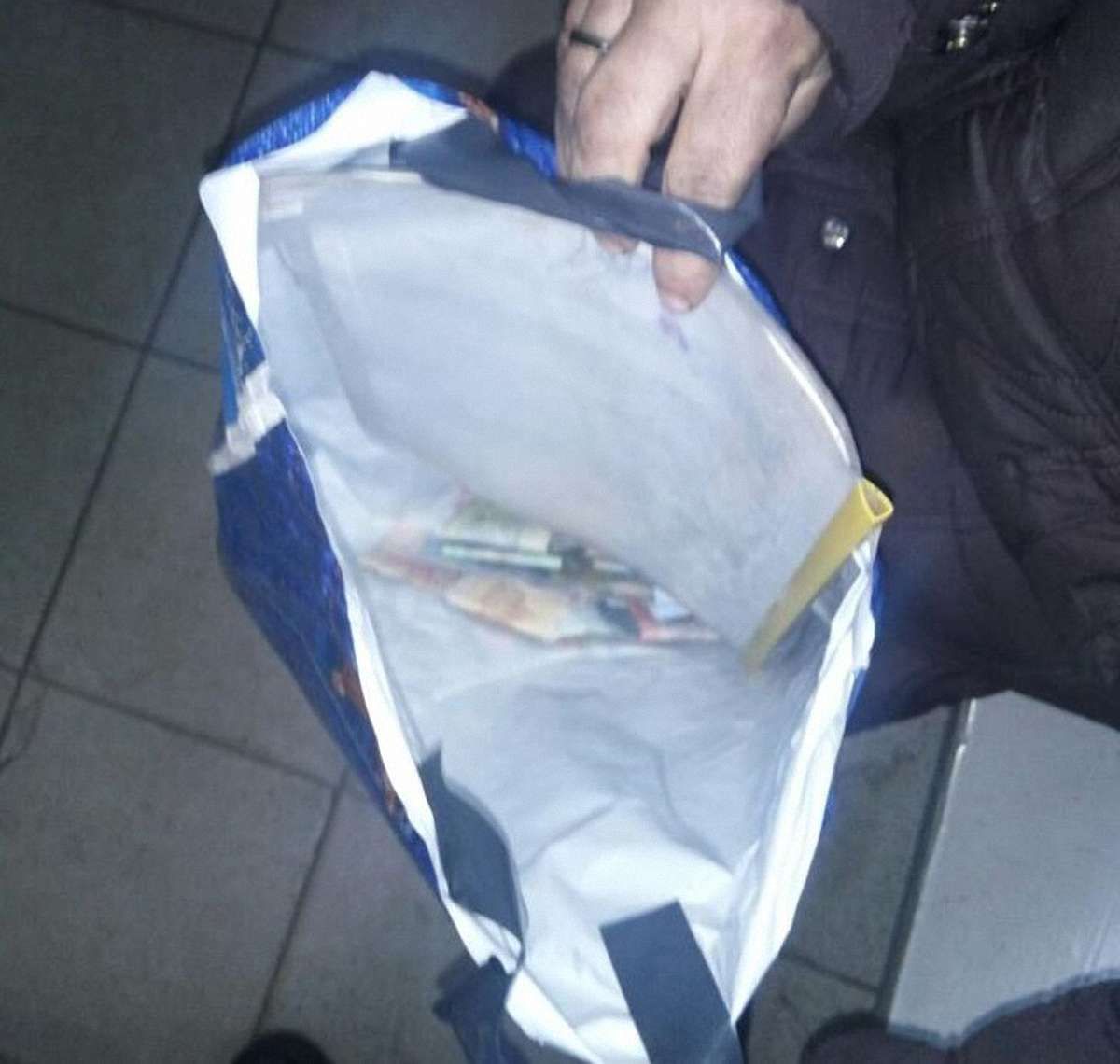 Поліція забрала у притулок 4-річну дівчинку, що жебракувала з мамою під церквою у Львові