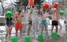 Обливання водою під пам’ятником Чорноволу у центрі Львова. Фото дня