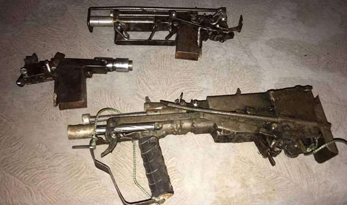 Поліція показала саморобну зброю з підпільної майстерні одеського стрілка