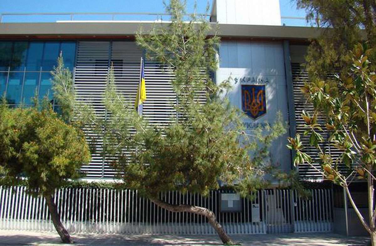 Посольство України в Афінах намагалися закидати «коктейлями Молотова»