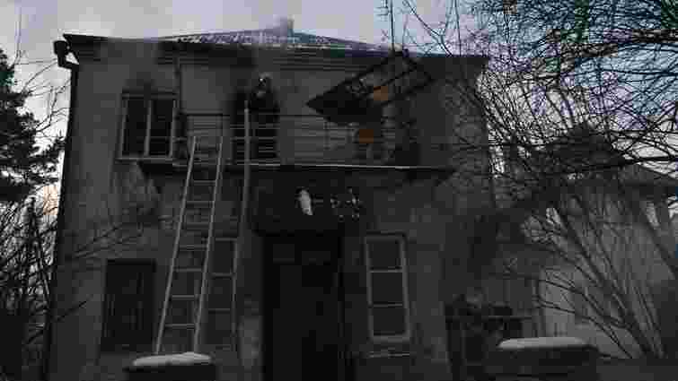У Брюховичах пожежники винесли з палаючого будинку паралізованого пенсіонера