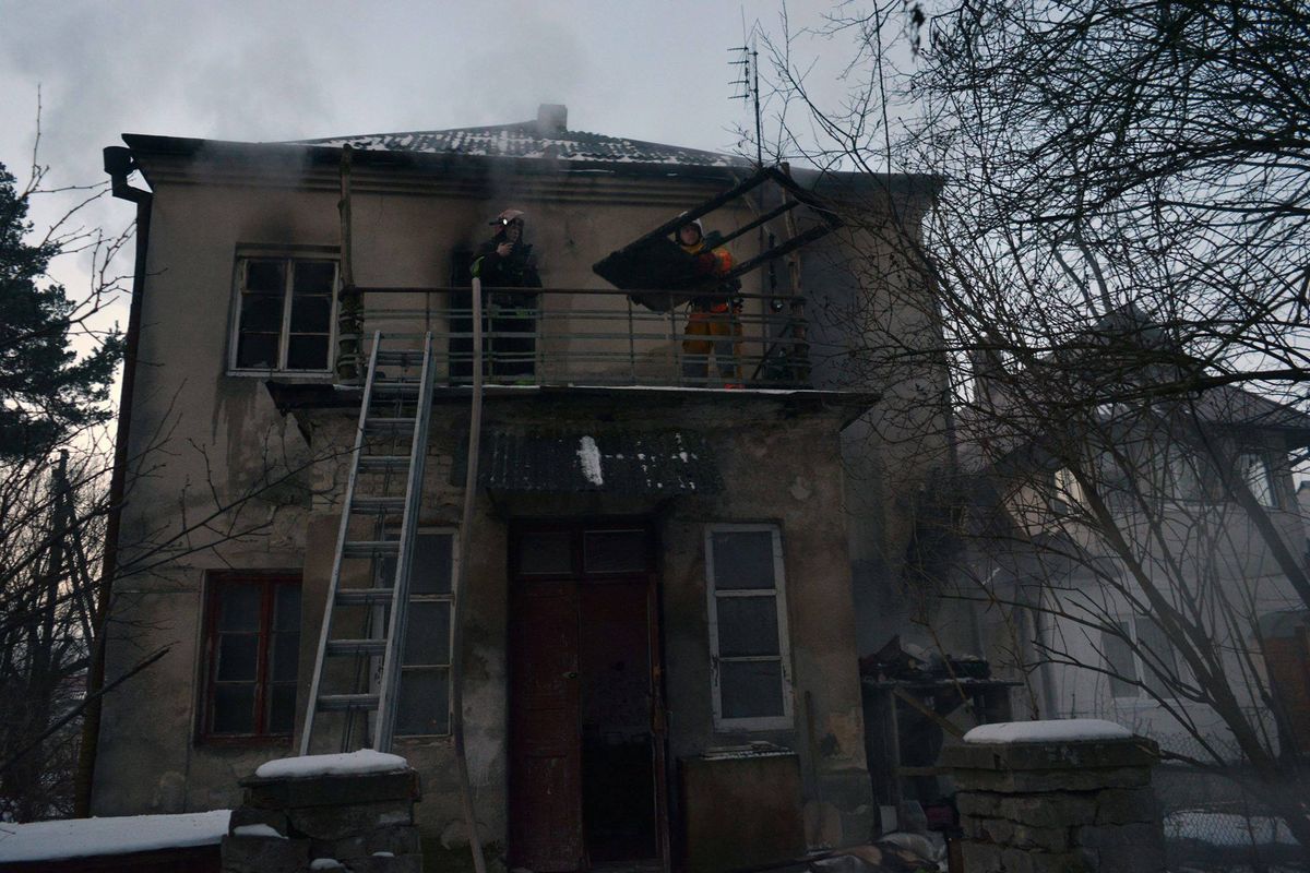 У Брюховичах пожежники винесли з палаючого будинку паралізованого пенсіонера