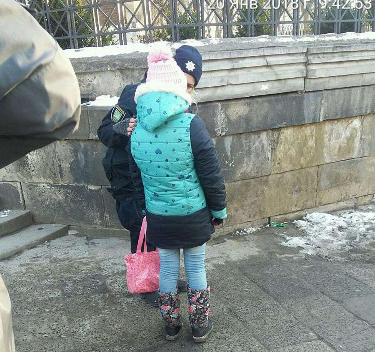 У Львові батько змушував неповнолітню доньку жебракувати перед церквою