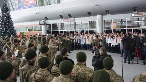 У Львівському аеропорту виступив оркестр з 80 військових у пам'ять про «кіборгів»