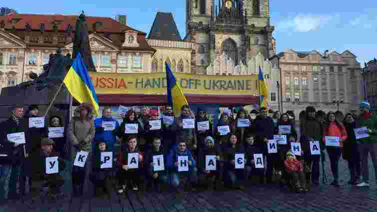 У центрі Праги українці вимагали відібрати у Росії ЧС з футболу