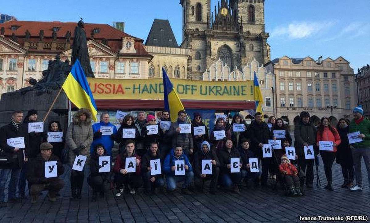 У центрі Праги українці вимагали відібрати у Росії ЧС з футболу
