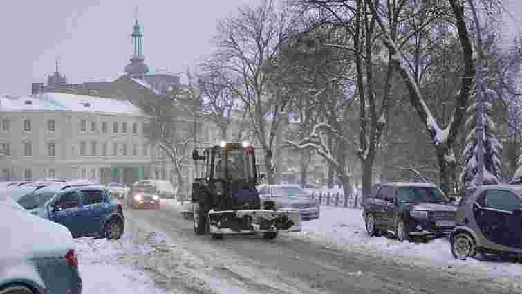 Зранку вулиці Львова очищають 79 снігоприбиральних машин