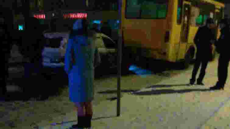 Внаслідок зіткнення двох автомобілів і маршрутки постраждали львів'янка та її 7-річна донька