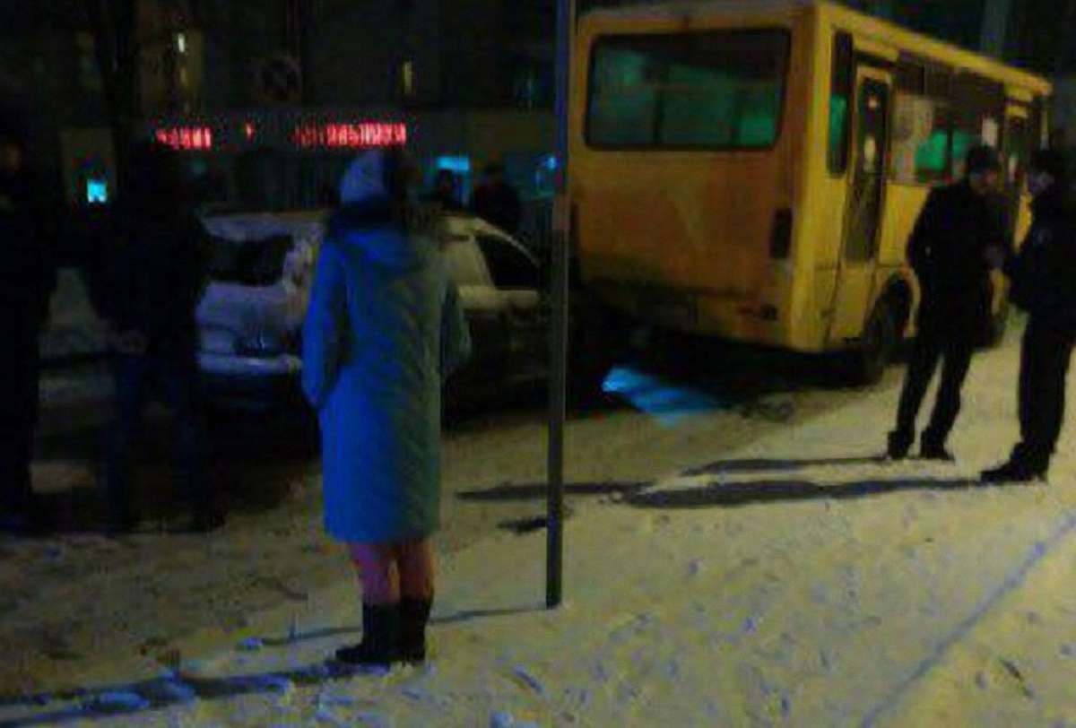 Внаслідок зіткнення двох автомобілів і маршрутки постраждали львів'янка та її 7-річна донька