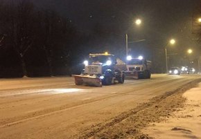 Снігоочисна техніка та двірники прибирають дороги Львова впродовж усього дня