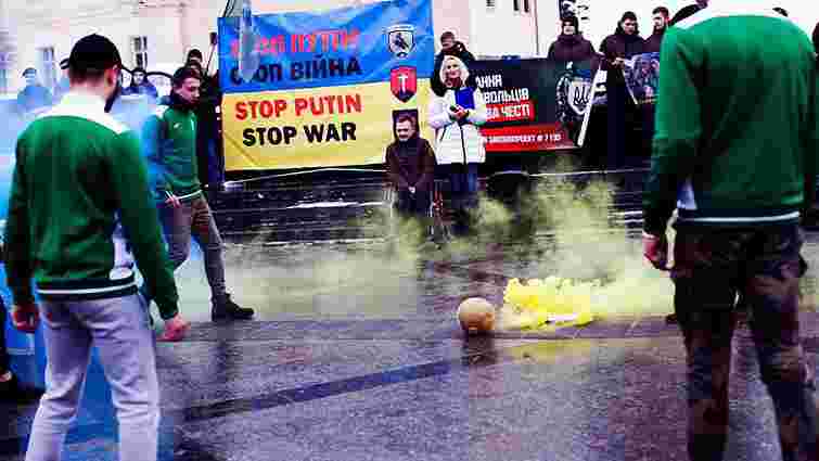 У центрі Львова учасники АТО зіграли футбол із м'ячем у вигляді голови Путіна
