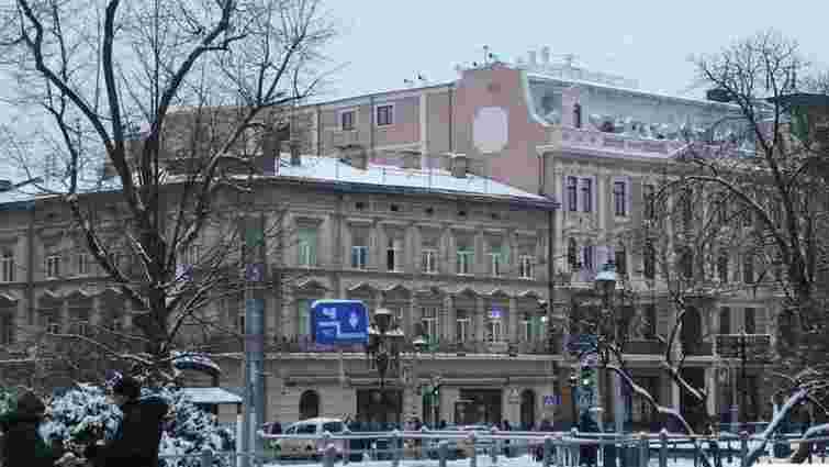Львівський «Гранд Готель» на вимогу мерії  демонтував скляну надбудову