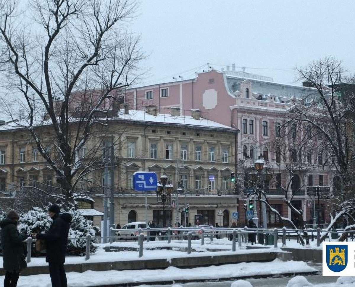 Львівський «Гранд Готель» на вимогу мерії  демонтував скляну надбудову