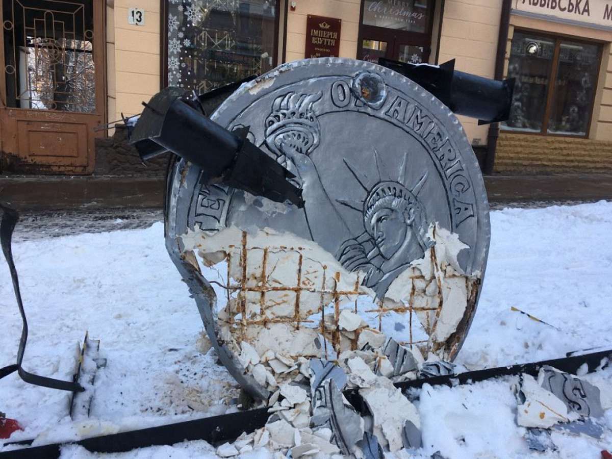 У Чернівцях вантажівка зруйнувала «пам’ятник невідомому корупціонеру»