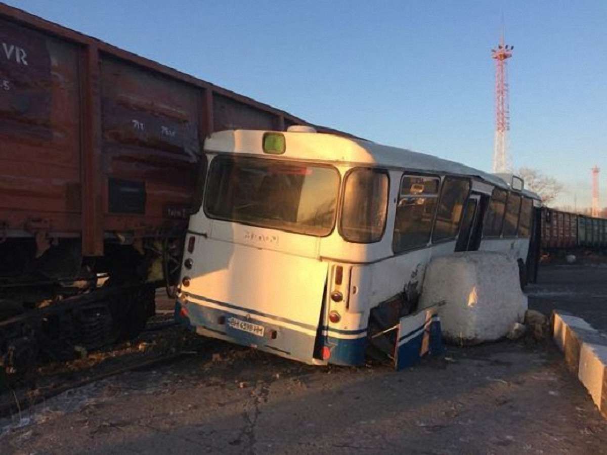 У Чорноморську товарний потяг зіткнувся з пасажирським автобусом