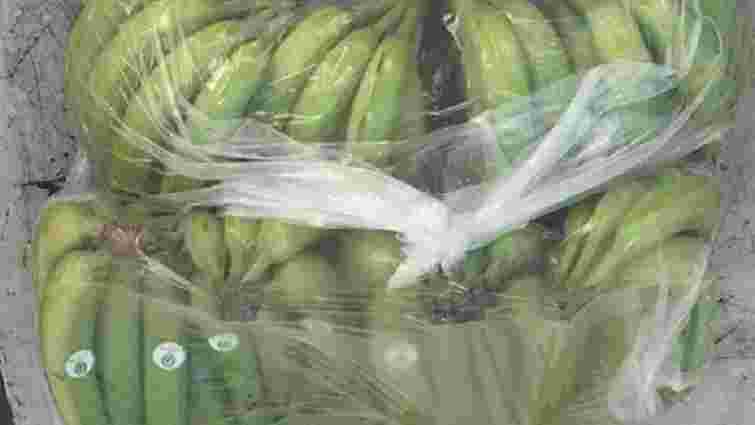 У «Краковці» затримали майже 2 тонни прихованих від митного контролю бананів