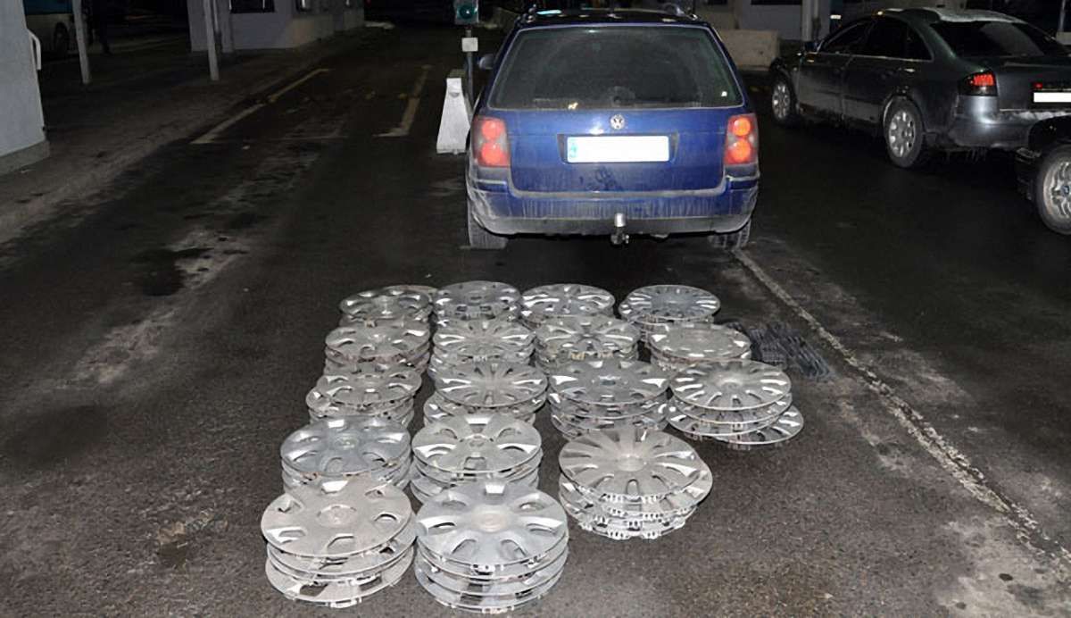 Українець намагався вивезти з Польщі 64 автомобільних ковпаки, які раніше викрав в Ярославі