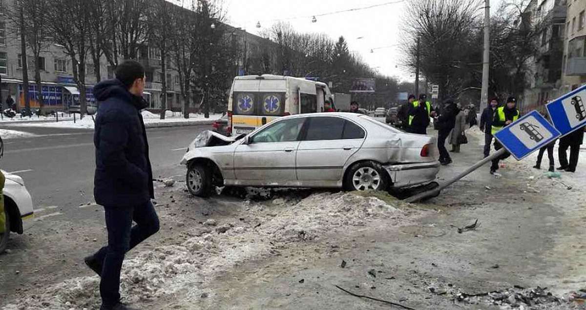 На вул. Городоцькій у Львові водій зніс знак зупинки громадського транспорту