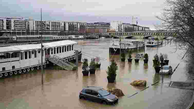 Через сильну повінь у Парижі скасували круїзи Сеною та закрили музеї для відвідувачів