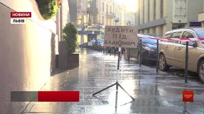 У Львові внаслідок падіння снігу з даху будинку травмувалася 30-річна жінка