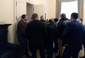 Кабінет мера Львова заблокували кілька десятків чоловіків