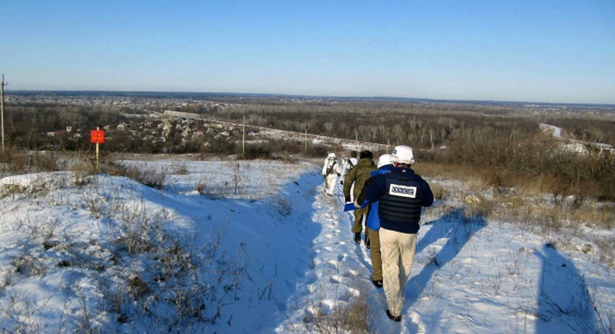 У Луганську терористи не пустили спостерігачів ОБСЄ на склад із російським «гумконвоєм»