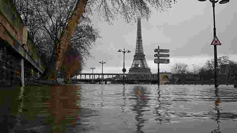 Париж потерпає від потужної повені: Сена затопила прибережні вулиці міста