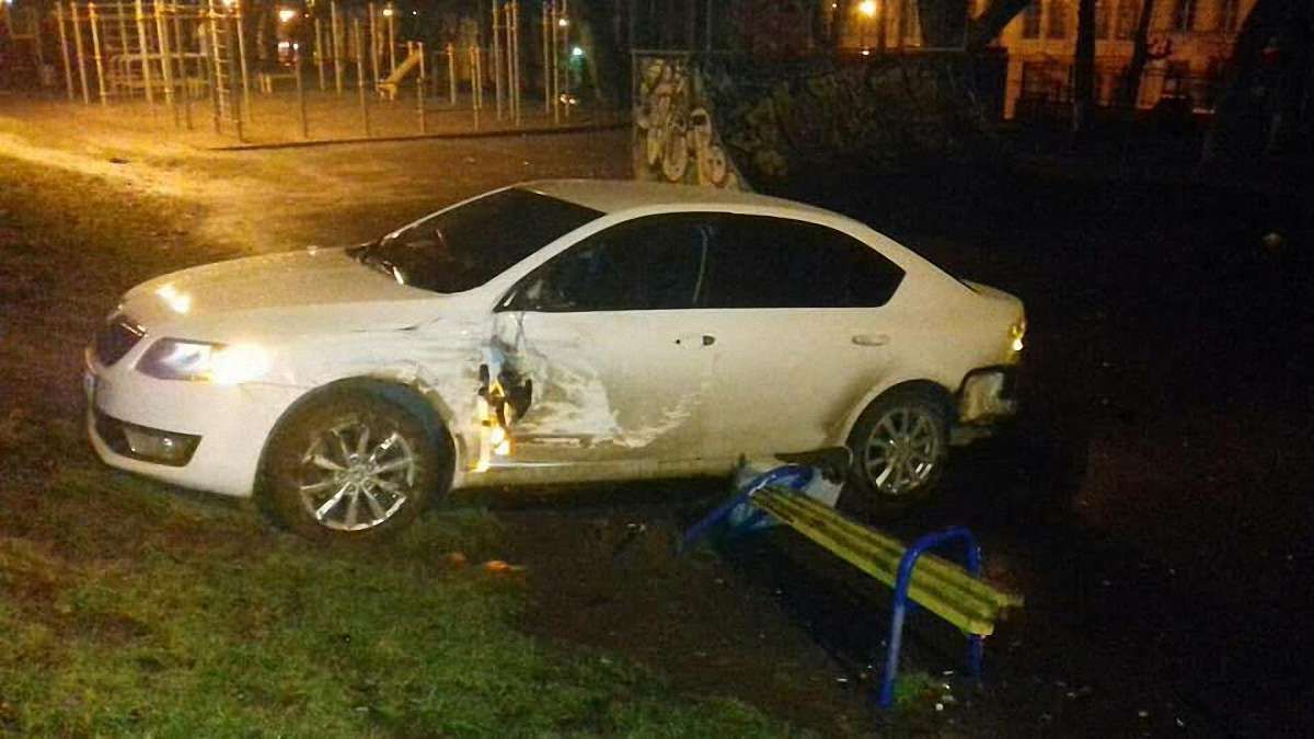 Після втечі від поліції водій розтрощив паркову зону в центрі Львова